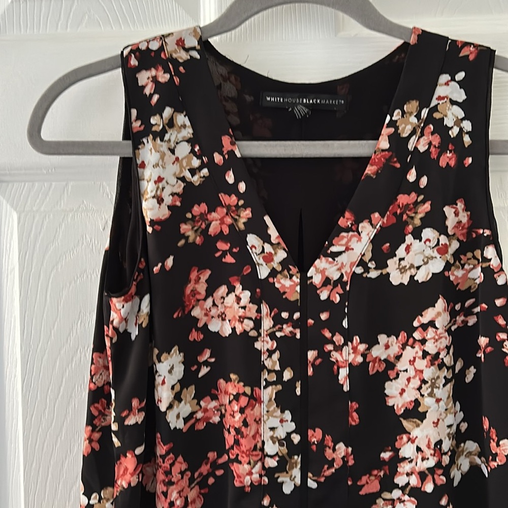 Stunning floral blouse! Great for work!